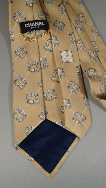 CHANEL. Sand-colored silk tie decorated with...