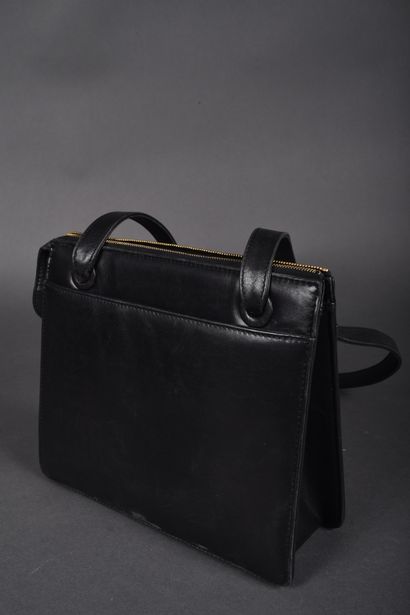 CHANEL circa 1990
Rigid black leather bag...