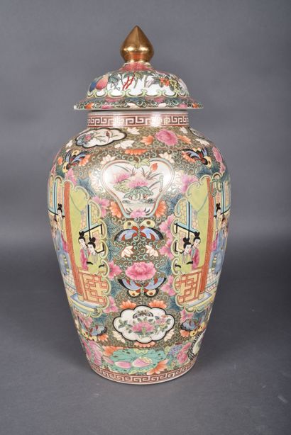 CANTON. A large covered porcelain vase decorated...