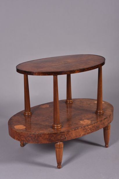 Oval-shaped tea table in burr amboyna veneer...