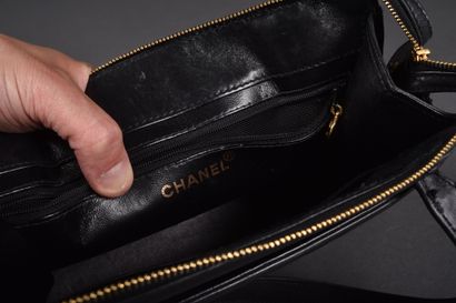CHANEL circa 1990
Rigid black leather bag...