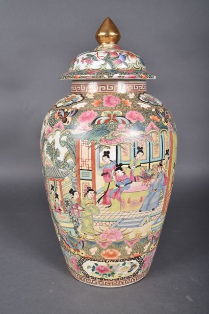 CANTON. A large covered porcelain vase decorated...