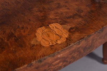 Oval-shaped tea table in burr amboyna veneer...