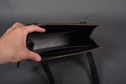 CHANEL circa 1990
Rigid black leather bag...