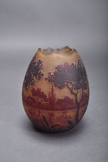 DAUM Nancy. Purple marmorated glass ovoid...