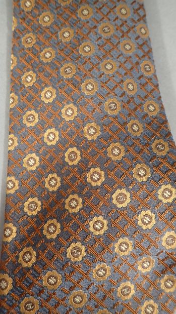 CHANEL. Bluish-gray silk tie with ochre decoration...