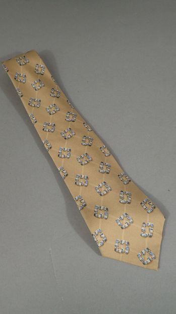CHANEL. Sand-colored silk tie decorated with...