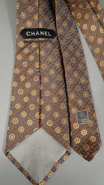 CHANEL. Bluish-gray silk tie with ochre decoration...