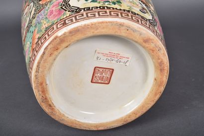 CANTON. A large covered porcelain vase decorated...