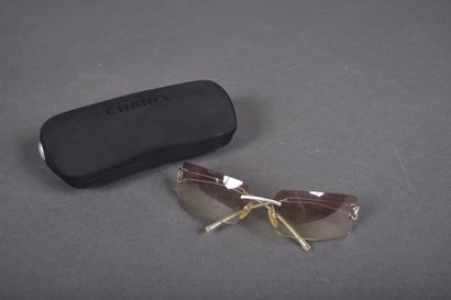 CHANEL
Pair of sunglasses with elongated,...