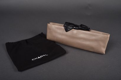 CHANEL
Elongated clutch in beige lambskin...
