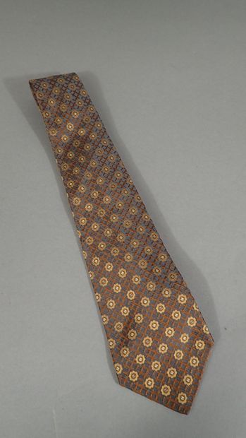 CHANEL. Bluish-gray silk tie with ochre decoration...