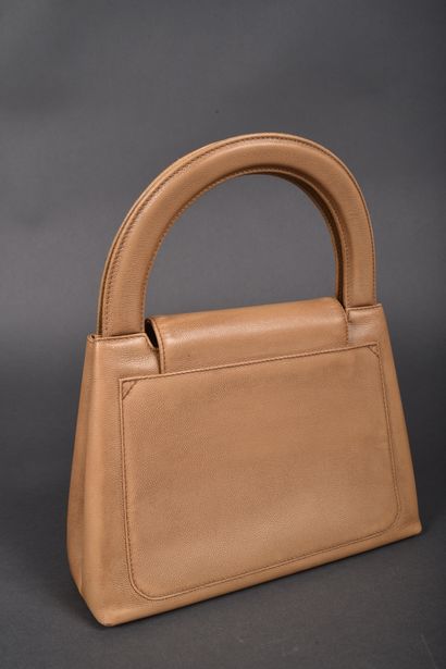 CHANEL
Small handbag in beige grained leather,...
