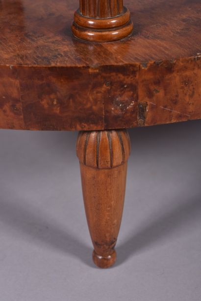 Oval-shaped tea table in burr amboyna veneer...