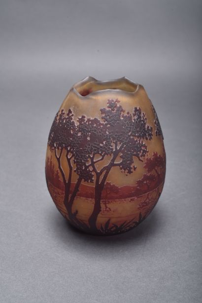 DAUM Nancy. Purple marmorated glass ovoid...