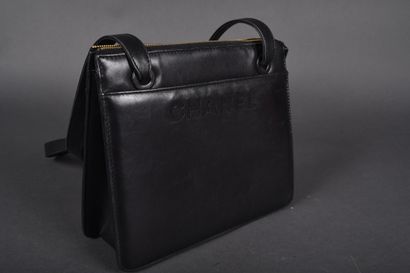 CHANEL circa 1990
Rigid black leather bag...