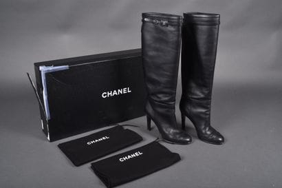CHANEL
Pair of black leather boots, strap...