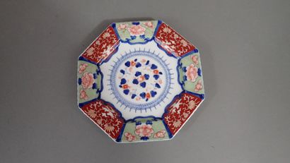 Assiette octogonale en porcelaine imari à...