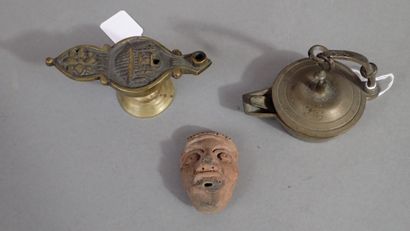 Ensemble de souvenirs de voyage comprenant...