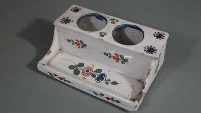 Lot de quatre encriers en faïence polychrome...