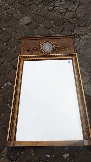 Trumeau en stuc doré à décor d'une femme...