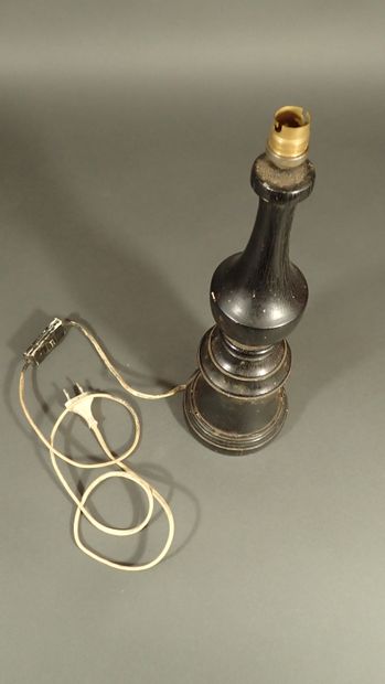 Pied de lampe en bois laqué noir de forme...