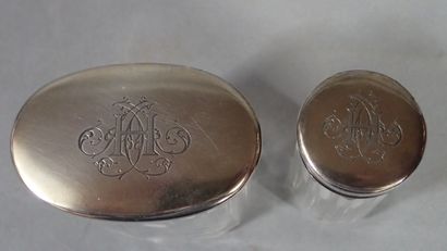 Ensemble de cinq flacons de toilette en verre...