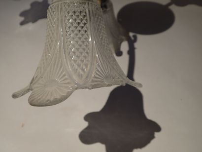 Plafonnier en laiton à trois bras de lumières...