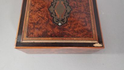 Coffret en placage de bois de ronce de noyer...