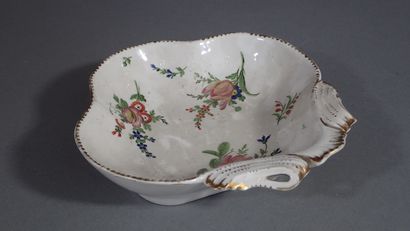 Grand ravier coquille en porcelaine polychrome...