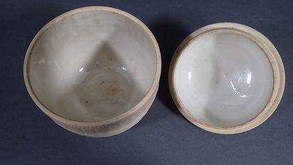 WEDGWOOD. Petit pot couvert en biscuit beige...