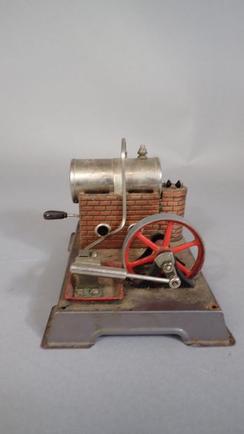 Machine à vapeur miniature en tôle. Marquée...