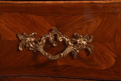 Commode en placage de noyer et de satiné...