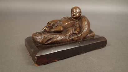 Petit sujet en bronze à patine brune figurant...
