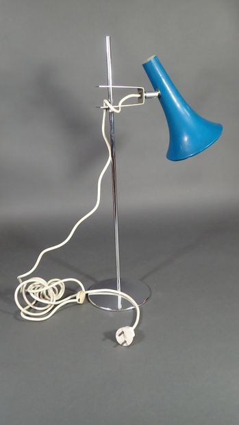 Lampe en métal chromé, l'abat-jour de forme...