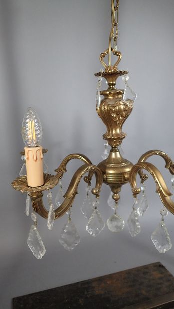 Lustre en bronze doré à pampille à cinq bras...