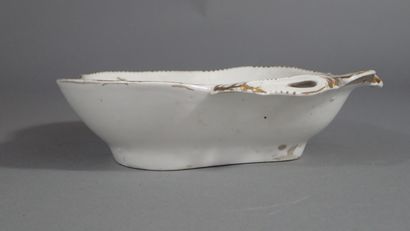 Grand ravier coquille en porcelaine polychrome...