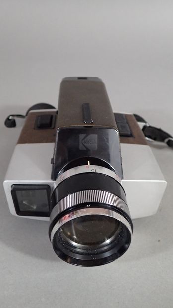 Lot comprenant une caméra KODAK XL55 movie...