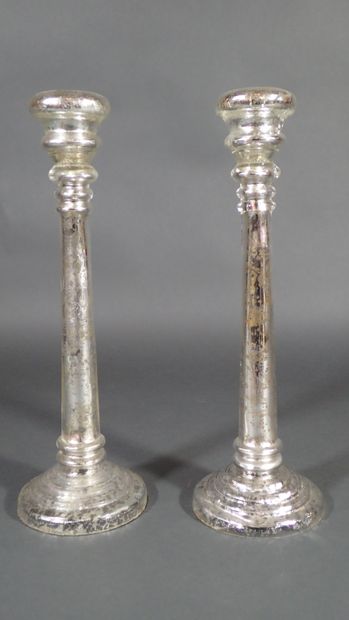 Paire de grands bougeoirs en verre églomisé,...
