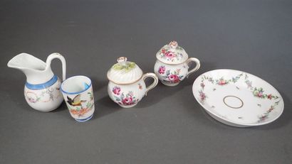 Ensemble de porcelaines anciennes comprenant...