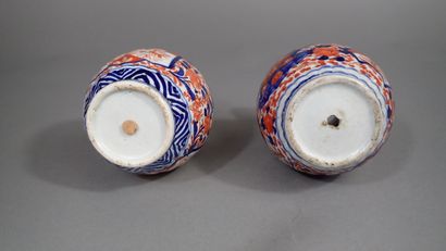 Suite de deux vases balustres côtelés en...
