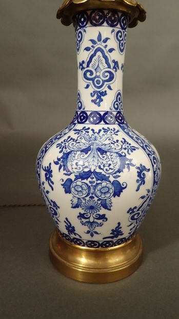 Vase de forme balustre en porcelaine blanc...
