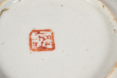 Paire de petites assiettes à décor floral.
Chine,...