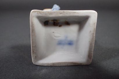 SAXE. Petit sujet en porcelaine polychrome...