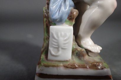 SAXE. Petit sujet en porcelaine polychrome...