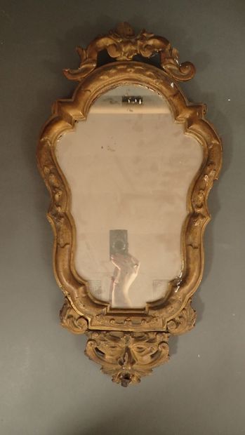*Miroir de style baroque formant porte-lumière...