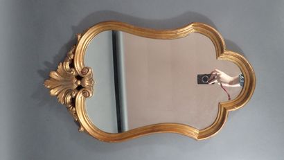Miroir en bois stuqué doré mouluré de forme...