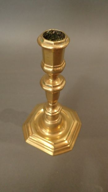 Bougeoir en laiton. XVIIème siècle (hauteur...