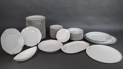 Partie de service de table en porcelaine...