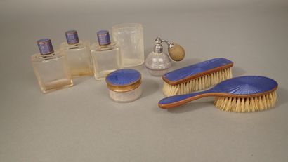 Garniture de toilette en verre et émail bleu...